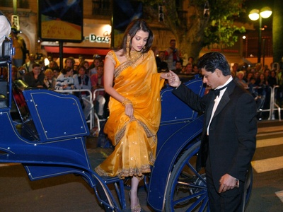 Photos Of SRK Helping Aishwarya To Step Down From A Chariot At Their Cannes Debut Go Viral