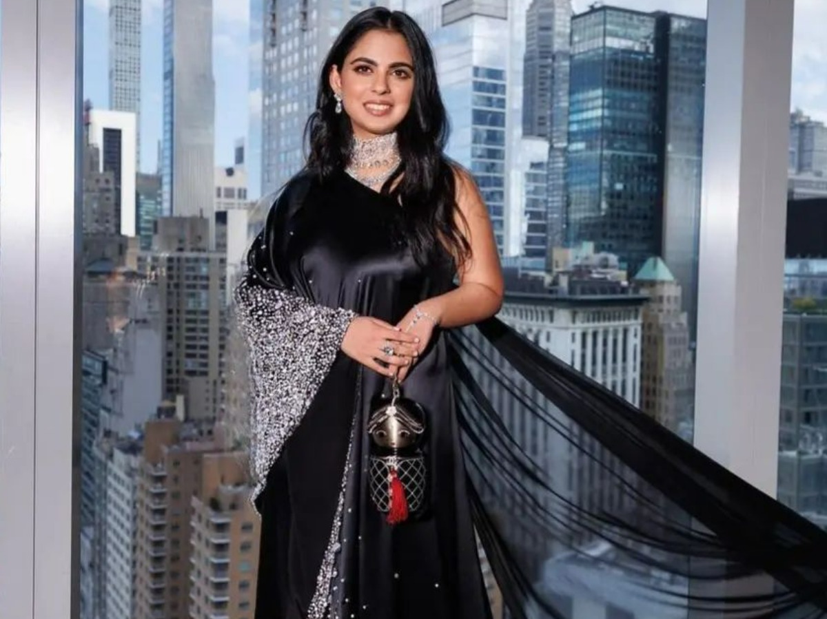 An Instagram user has come up with a jugaadu way to replicate a Rs 24 lakh  worth doll bag carried by #IshaAmbani recently. Check out the video! | By  HT CityFacebook