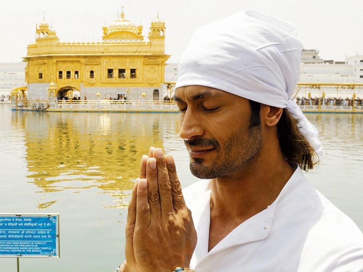 Vidyut Jammwal Visits Golden Temple And Performs 'Seva', Fans Laud ...