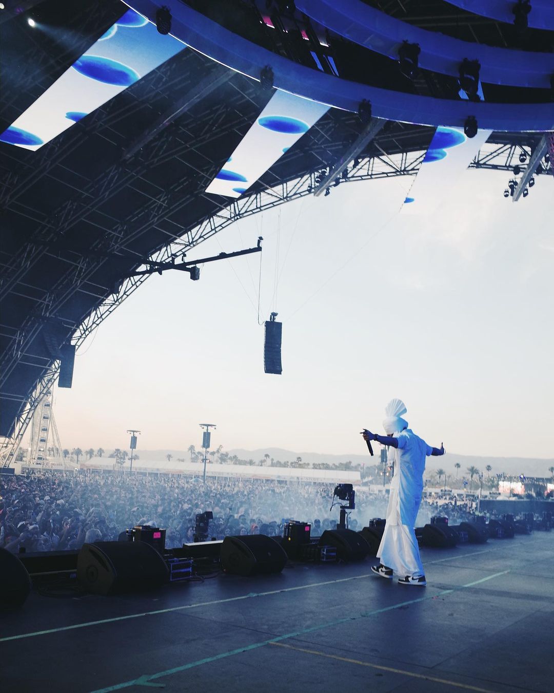 Diljit Dosanjh adds Punjabi Punch to second Coachella performance in white  tehmat-kurta styled with sneakers. All pics