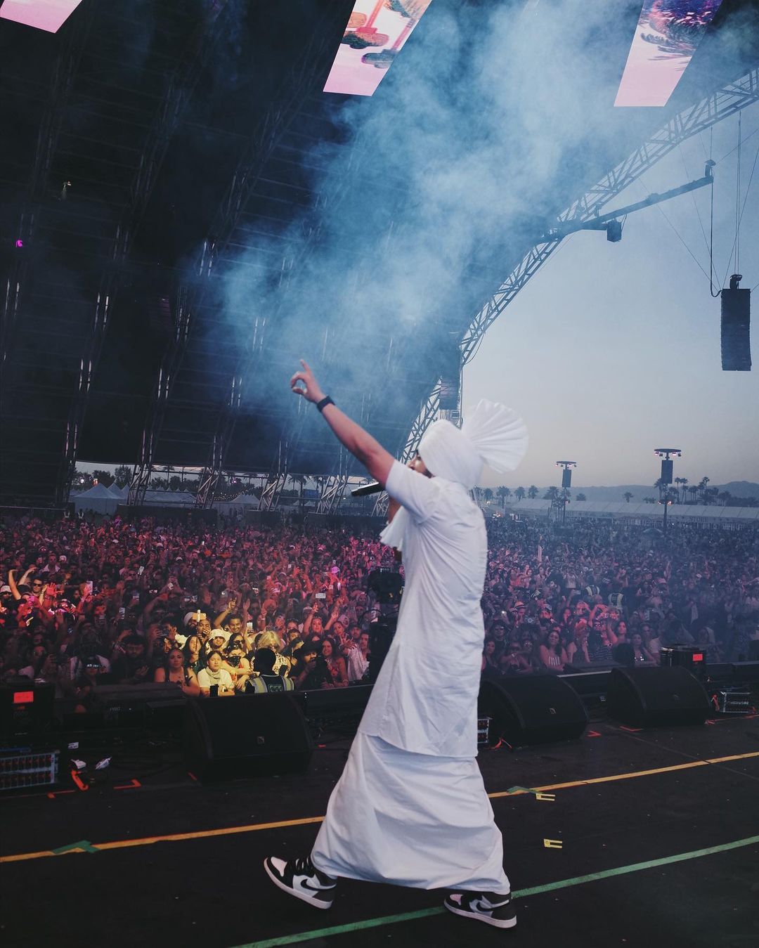 Diljit Dosanjh adds Punjabi Punch to second Coachella performance in white  tehmat-kurta styled with sneakers. All pics