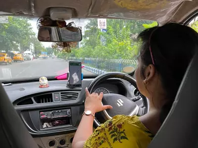Guy Encounters Female Uber Driver, Kolkata