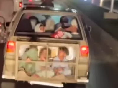 Karachi Car Travels With Children In Cage