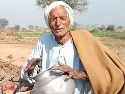 Musician Turns Pot Into Musical Instrument as Elderly Man Sings Jida Dil Tut Jaye