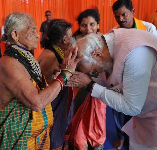 PM Modi met Padma awardee Tulsi Gowda and Sukri Bommagowda viral video 