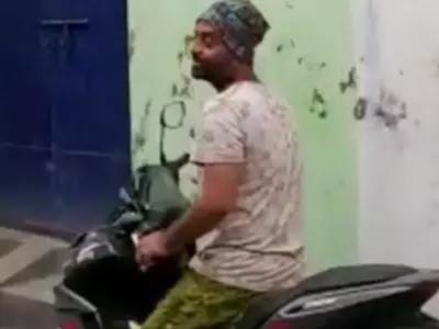 Arijit Singh Goes For Grocery Shopping On A Scooter, His Simplicity Wins Over The Internet