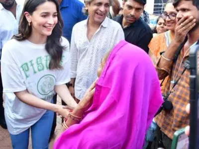 Alia Bhatt Warmly Shakes Hand With A Pap’s Mom, Actress’s Sweet Interaction Is Winning Hearts