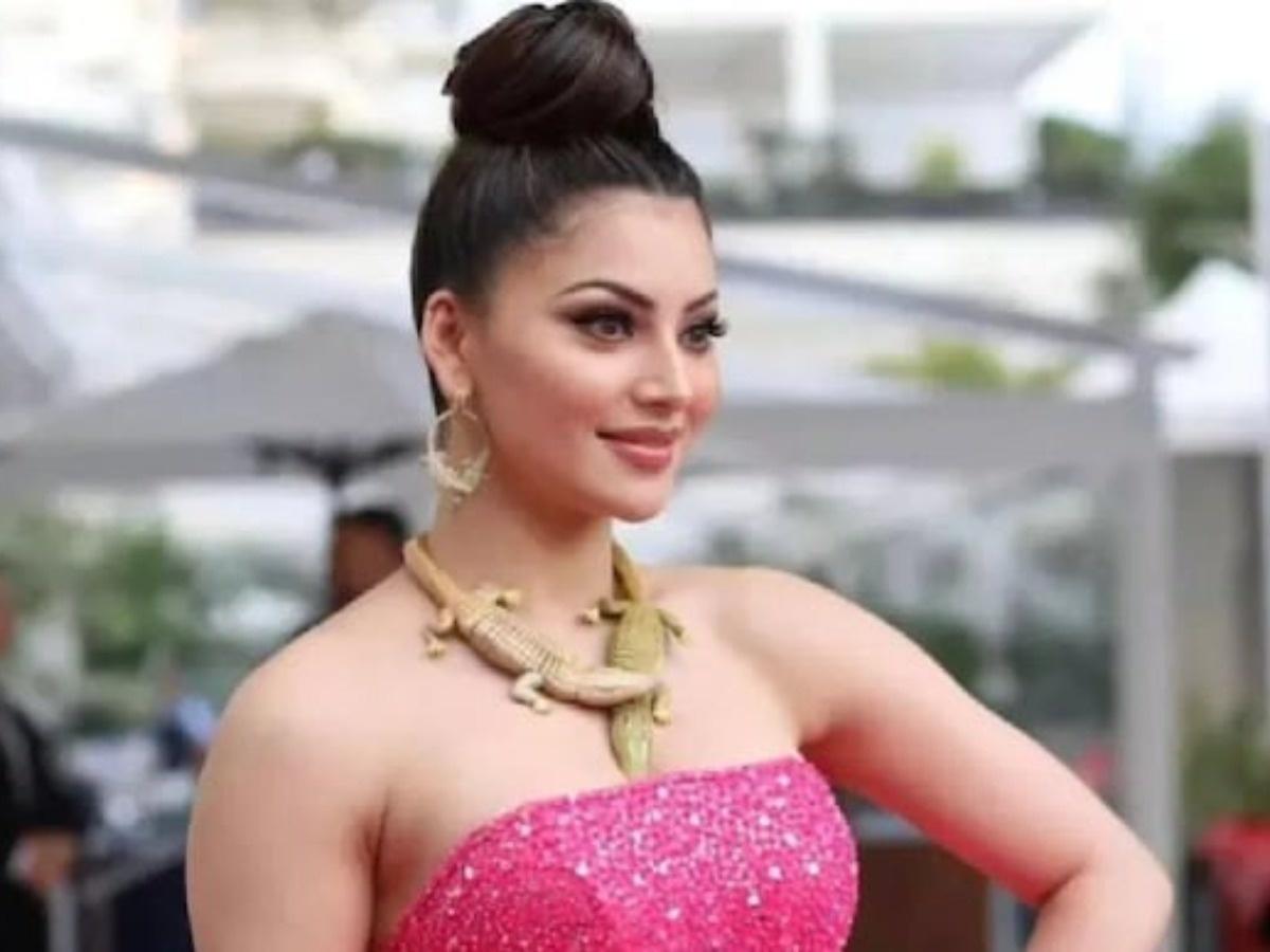 Urvashi Rautela Accused Of Wearing Fake Crocodile Neckpiece At ...
