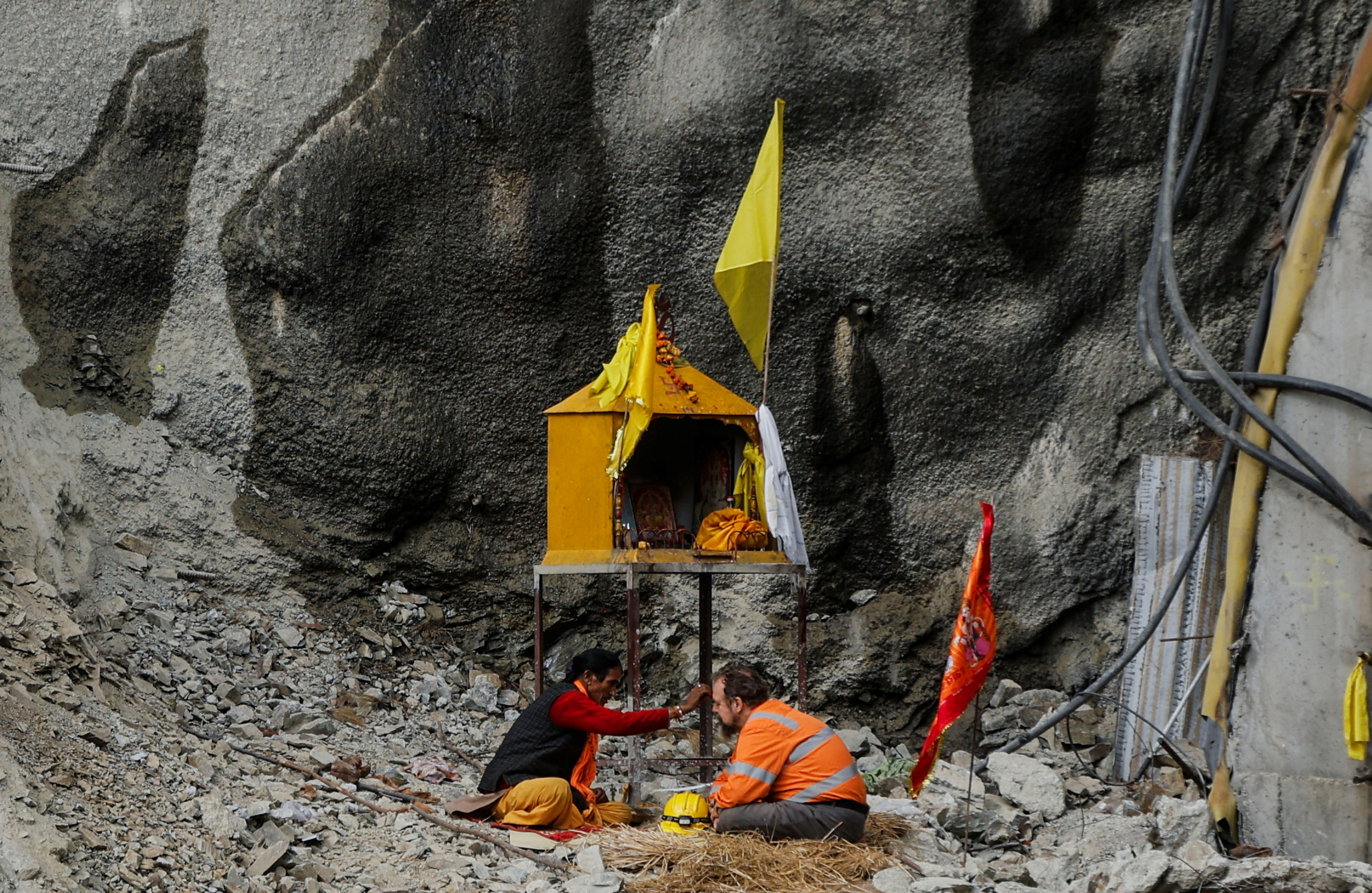 Uttarkashi Tunnel Rescue: Australian Expert Arnold Dix Offers Prayers Before Baba Bokhnaag After Successful Evacuation
