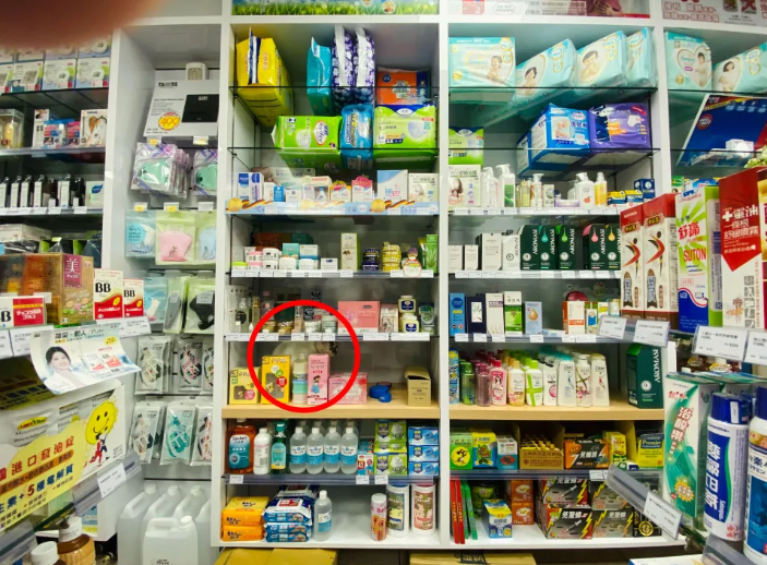 See the optical illusion of the cunning cat hidden in the busy pharmacy scene