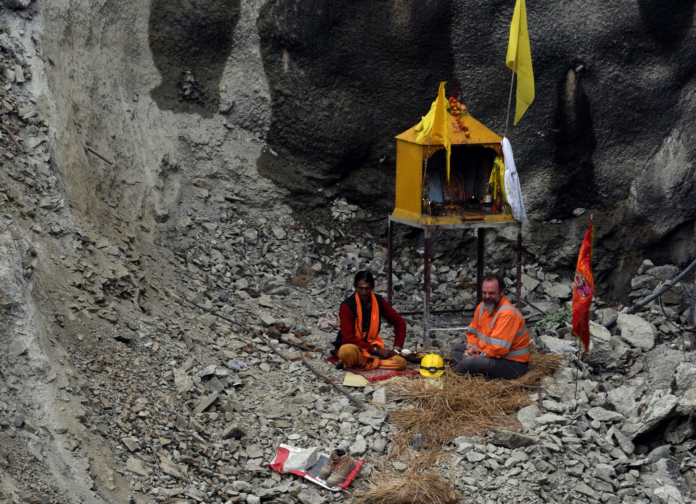 Uttarkashi Tunnel Rescue: Australian Expert Arnold Dix Offers Prayers Before Baba Bokhnaag After Successful Evacuation