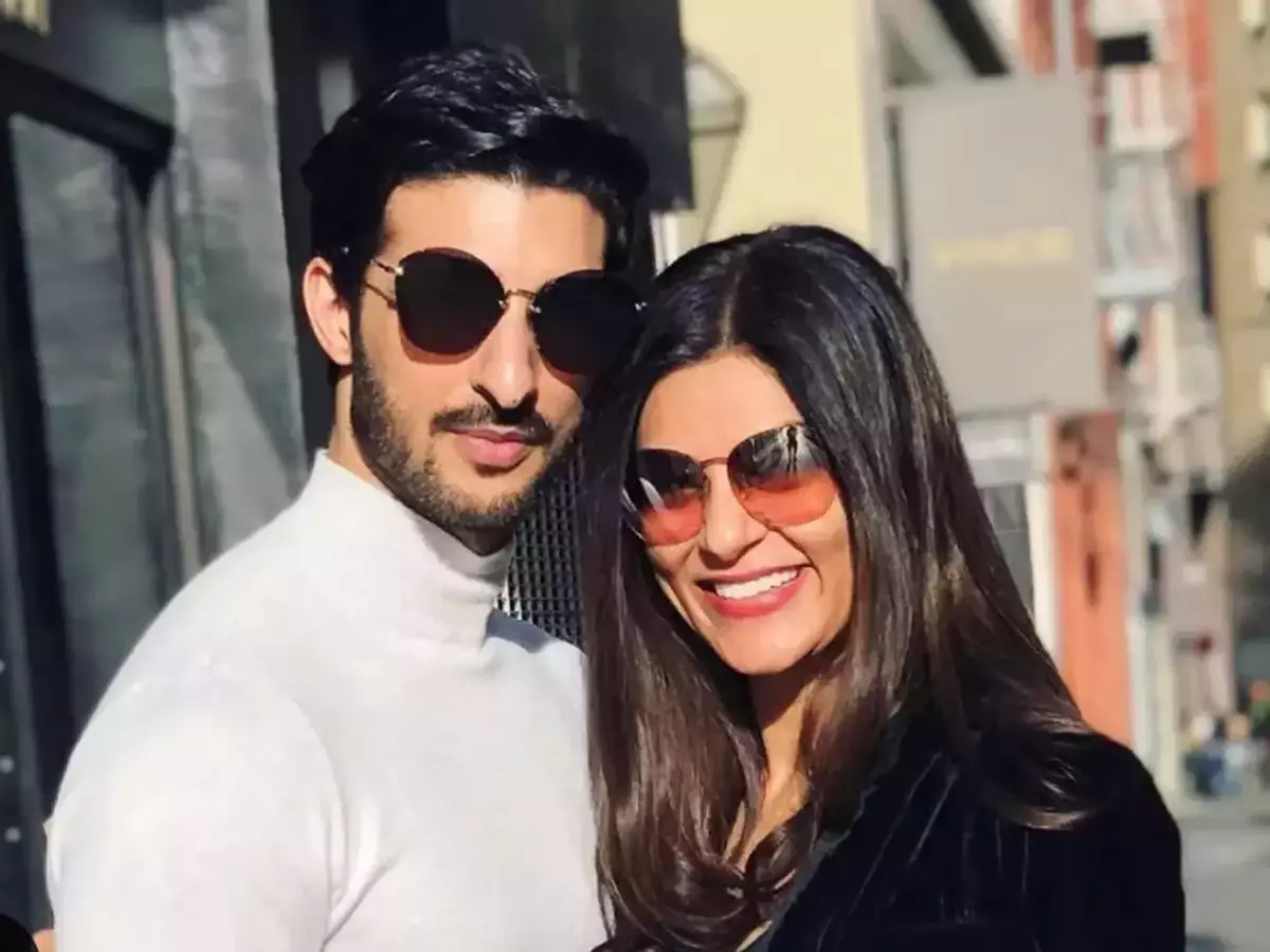 Two Years After BreakUp With Rohman Shawl, Sushmita Sen Is Back With Him; Holding Hands In Love
