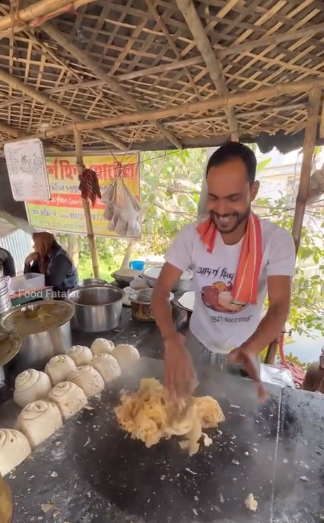 Internet Is Upset Over Video Of Kolkata Street Vendor Making Pitai Paratha