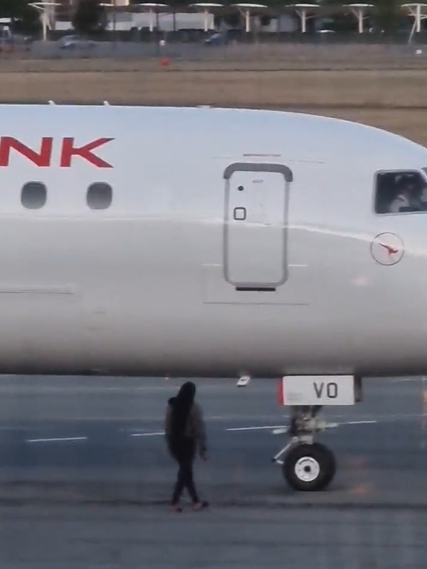 Woman misses flight and runs to the tarmac to board the plane