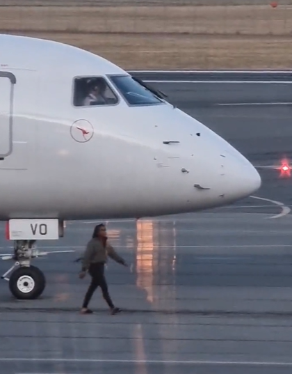 Woman misses flight and runs to the tarmac to board the plane