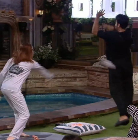 Bigg boss 17 Ankita lokhande threw slipper at vicky jain 