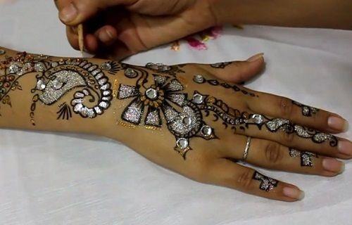 40+ Happy Karwa Chauth 2023 Images, GIFs And Trending Mehndi Design Ideas