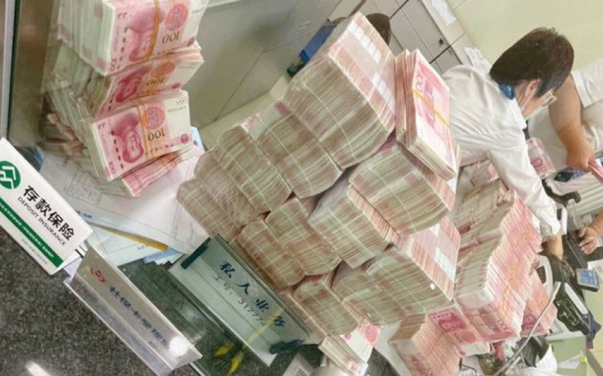 Chinese millionaire withdraws 6 million rupees and asks the bank to count it manually for this strange reason