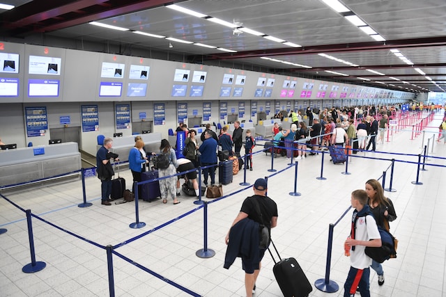 Flight Attendant Reveals Days Tickets Sell For Cheapest Flights