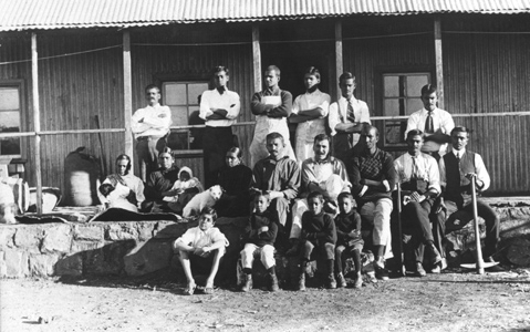 1910-651aa879096b8 Kallenbachas-Gandhis ir Tolstojus-Farm nariai Kallenbachas, Gandhi ir Tolstojaus ūkio nariai, 1910/ Vikipedija