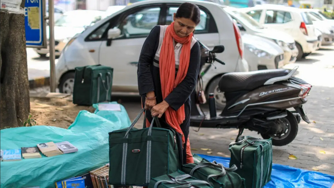 Inspirational Story Of Sanjna Tiwari Who Runs book stall at roadside from Last 26 years