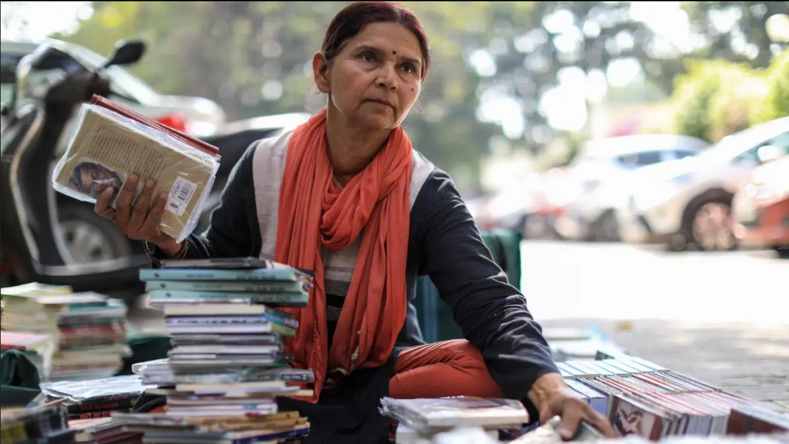Inspirational Story Of Sanjna Tiwari Who Runs book stall at roadside from Last 26 years