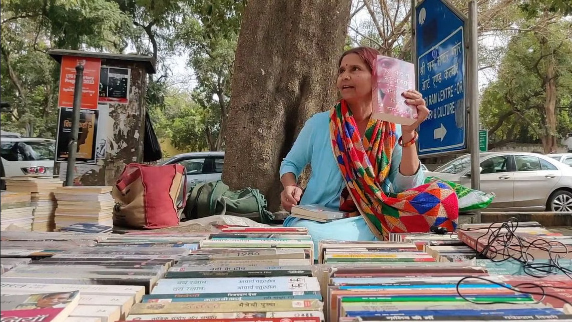Inspirational Story Of Sanjna Tiwari Who Runs book stall at roadside from Last 26 years