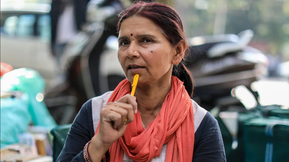 Inspirational Story Of Sanjna Tiwari Who Runs book stall at roadside from Last 26 years