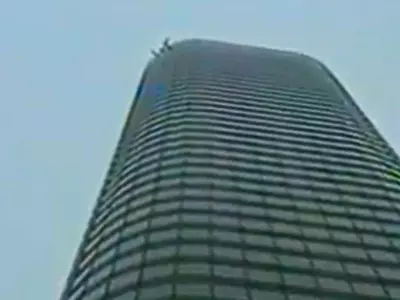 man fell from skyscraper 