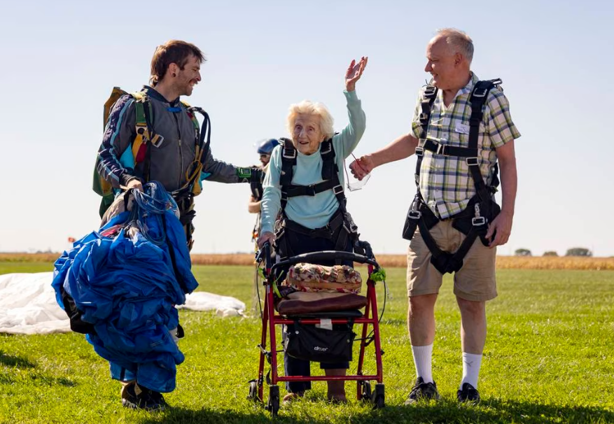 104-year-old woman parachutes to 13,500 feet