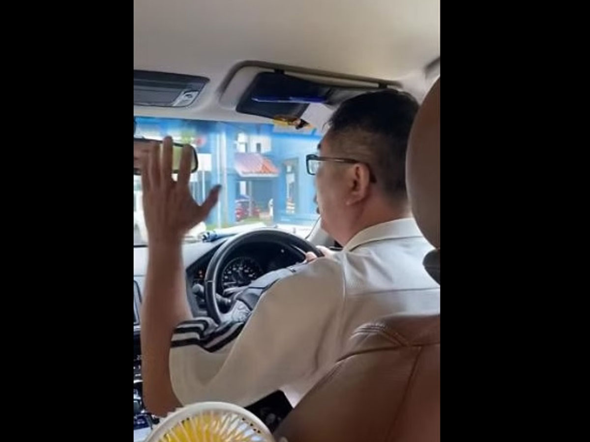 chinese cab driver Says to woman you indians are stupid Video Viral 
