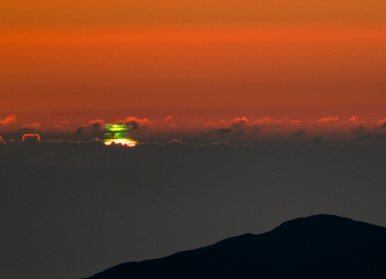 Optical illusion of Maui sunrise turns green