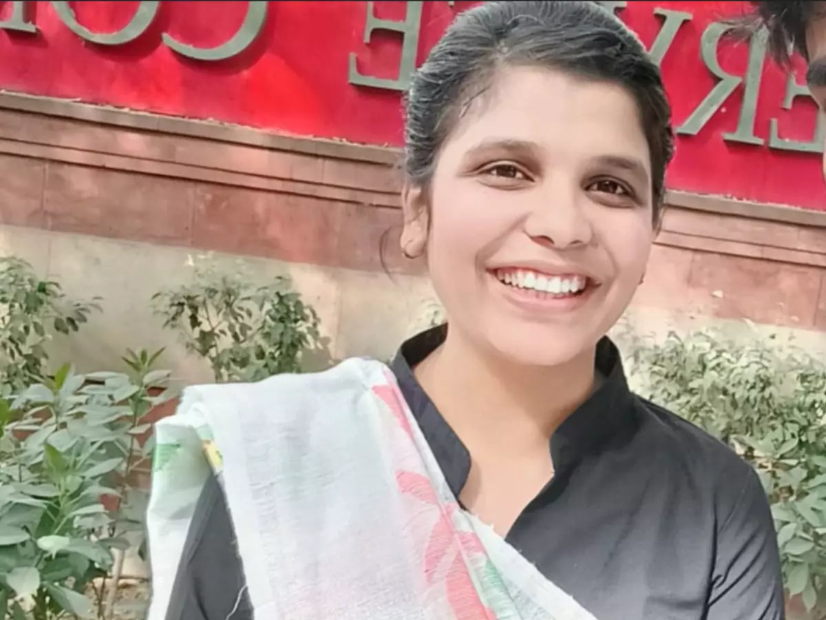The elder daughter of a pakoda stall vendor is an IAS officer, while the younger one completed MBBS and became a doctor