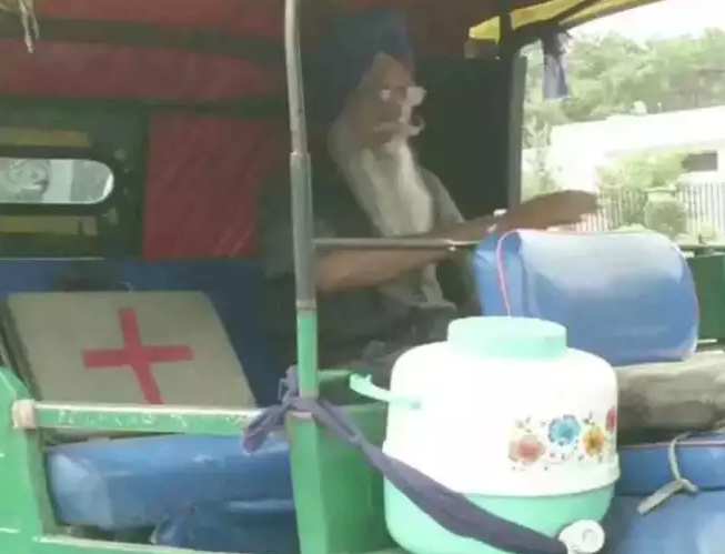 delhi 80 year old harjinder singh free auto ambulance  
