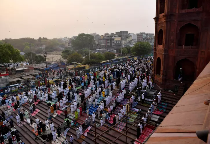 Man Had His Two Phones Stolen At Jama Masjid, Here Is How He Recovered Them