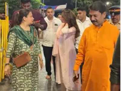 Did Janhvi Kapoor Visit Siddhivinayak Temple Barefoot With Boyfriend Shikhar Pahariya's Mother?