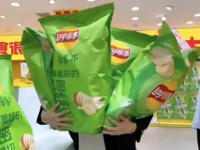 Chinese Store Unveils Jumbo Versions Of Popular Snacks