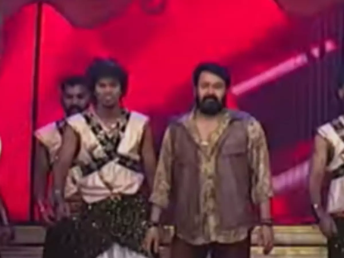 Mohanlal Sets Stage On Fire As He Groves To Shah Rukh Khan's Zinda Banda, Video Goes Viral