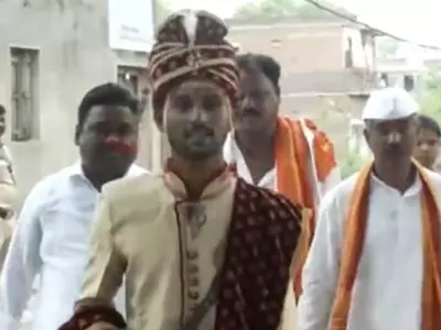 Groom reaches polling station in Maharashtra