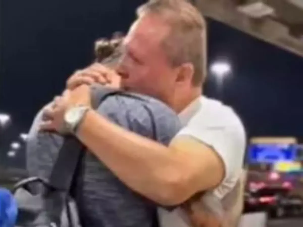 Heartwarming Airport Reunion Between Father and Son Goes Viral 