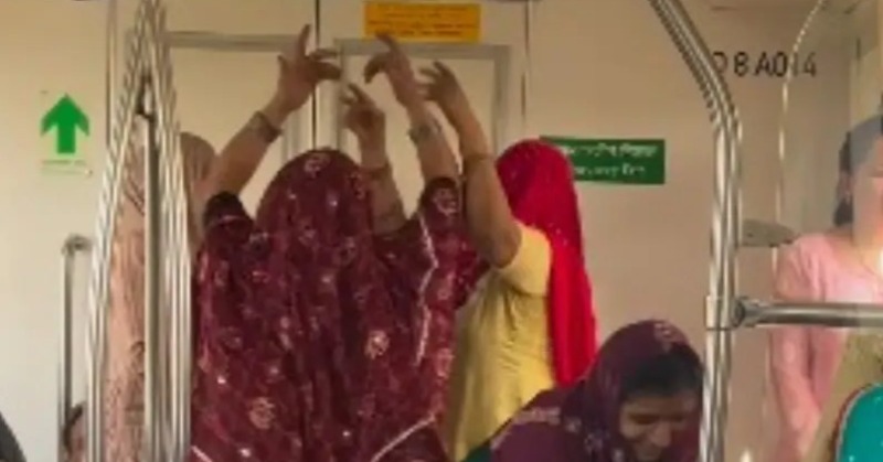 Delhi Metro's Dancing Divas: Women With Ghoonghat Break Into Impromptu ...