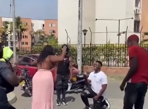 A Colombian fakes a robbery at gunpoint to propose to his beloved