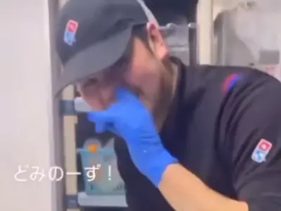 A Domino's Japan Employee Touches Pizza Dough After Picking His Nose The Company Apologizes For The Incident