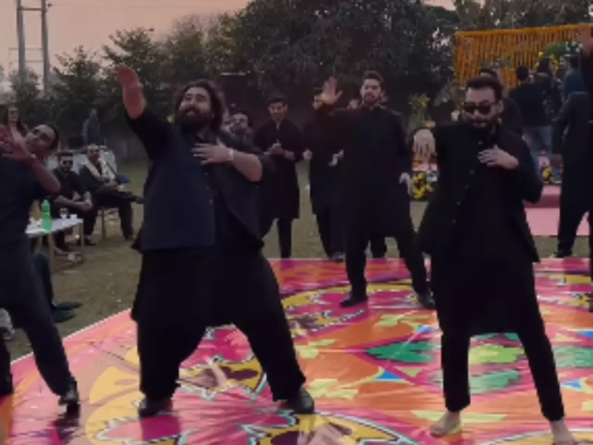 A Pakistani Wedding Is Lit On Fire By Men Dancing To SRK’s Chaiyya Chaiyya