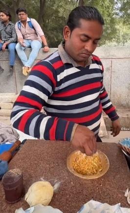 Online video shows street vendor filling parathas with chips