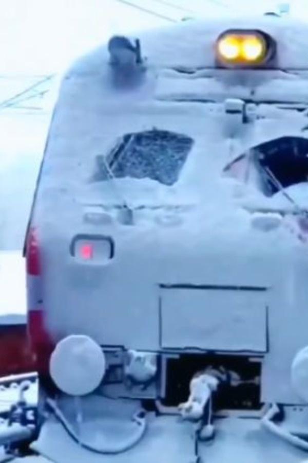 Captivating Video Of Train Journey Through Snowy Jammu and Kashmir