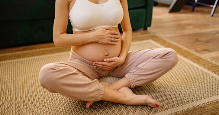 Faking 17 Pregnancies By Stuffing Pillows Into Top Pockets Of Woman