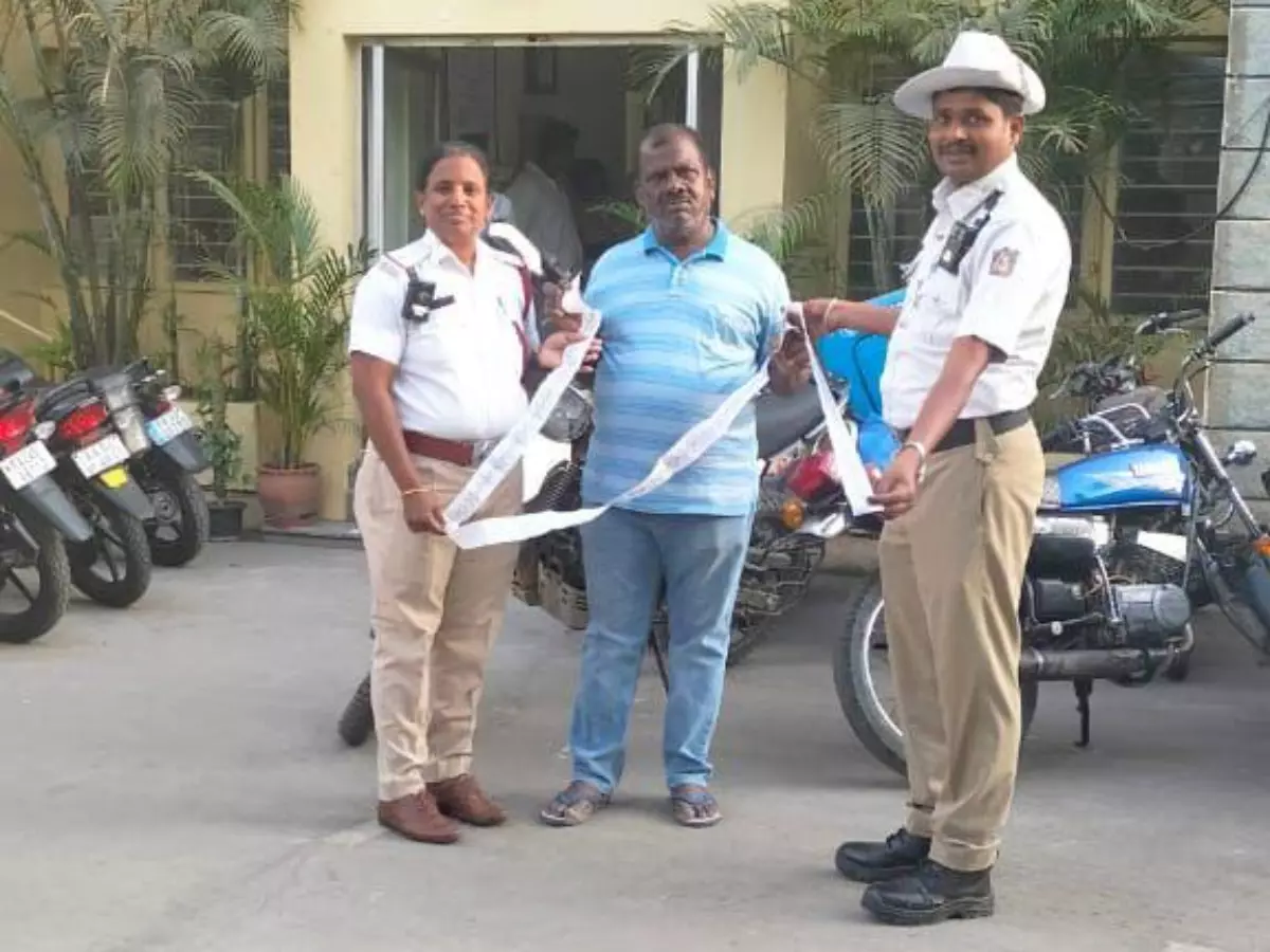 Bengaluru Man Pays Rs 49,100 In Traffic Fines, Gets To Pose For A Photo With Cops Indiatimes