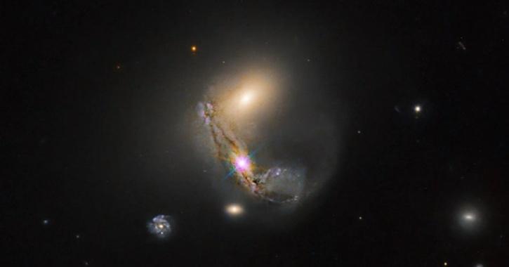     Incredible images of a 'galactic romance'