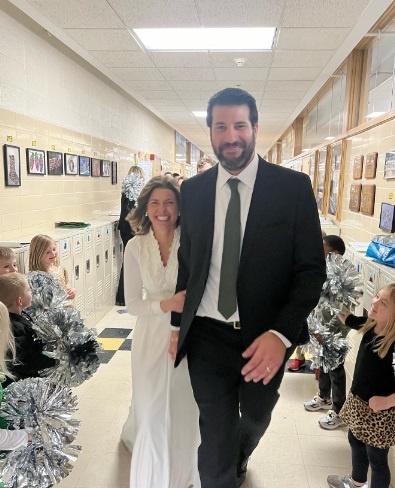 It Is Impossible To Miss The Surprise Wedding Of A US Kindergarten Teacher At Her School